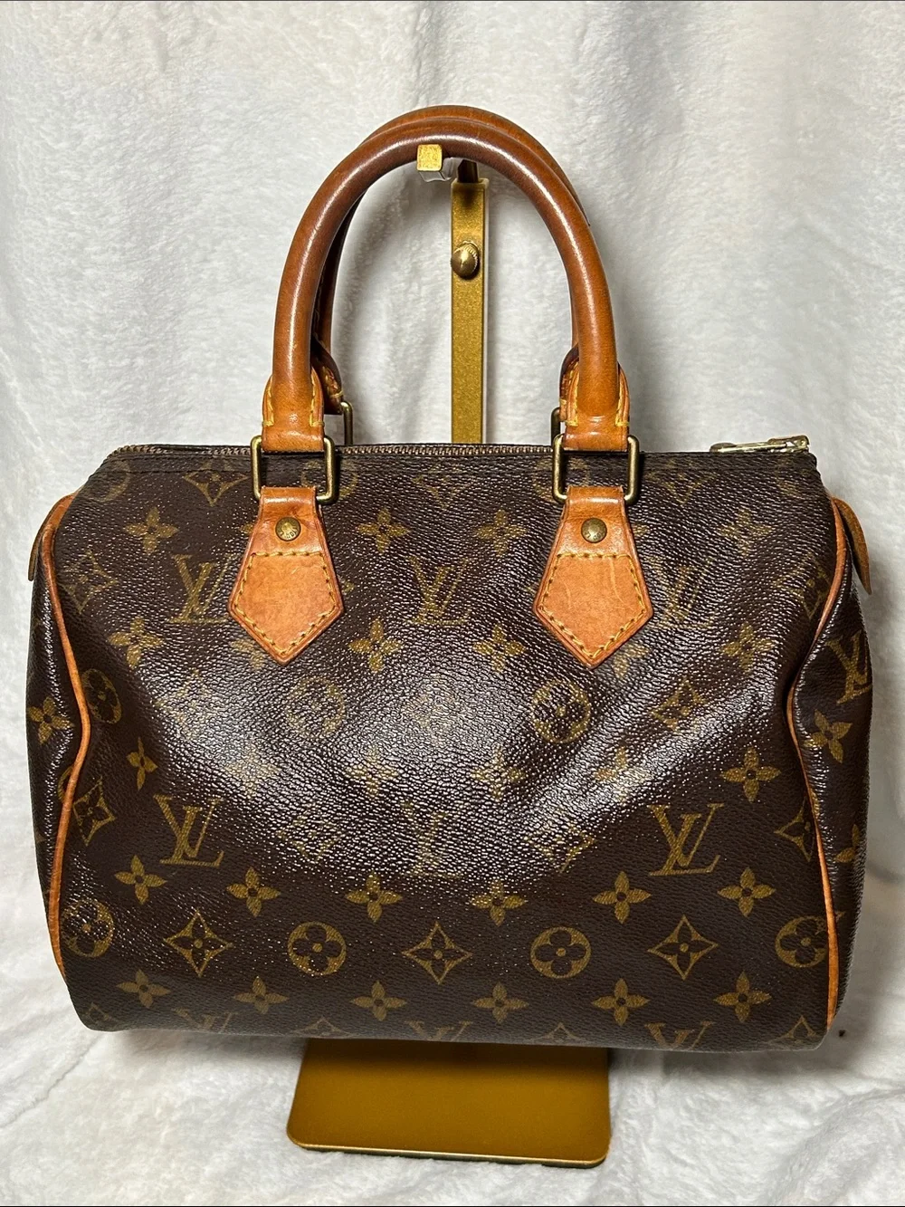 420. Louis Vuitton Monogram Speedy 25 w/coa